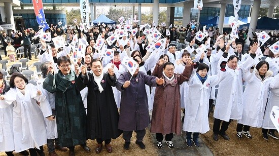 지난 3월 1일 수원박물관에서 열린 삼일절 기념행사 중 이재준 수원시장과 참석자들이 만세를 외치고 있다. 사진=수원시 제공