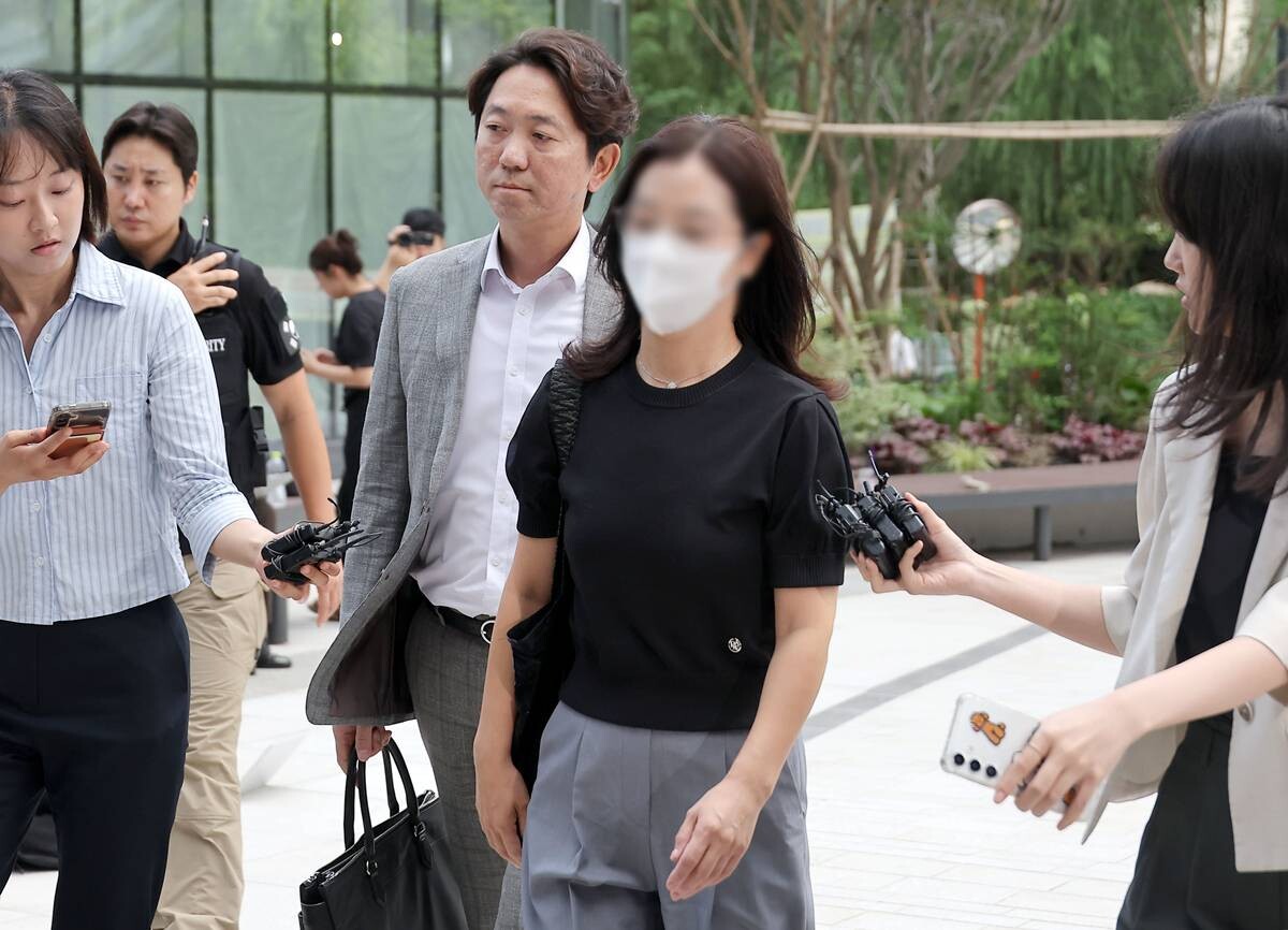김건희 여사 일가의 집사로 알려진 김예성 씨 부인 정 아무개씨가 지난 7월 23일 서울 종로구 KT광화문빌딩에 마련된 김건희 여사 관련 의혹을 수사 중인 민중기 특별검사팀 사무실에 출석할 당시 모습. 사진=연합뉴스