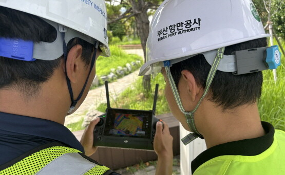 시설물의 열화상 촬영결과를 모니터링하는 BPA 직원들. 사진=BPA 제공