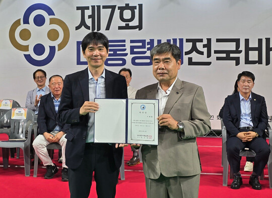 대한바둑협회로부터 홍보대사 위촉장을 받은 이세돌 9단(왼쪽). 사진=대한바둑협회 제공