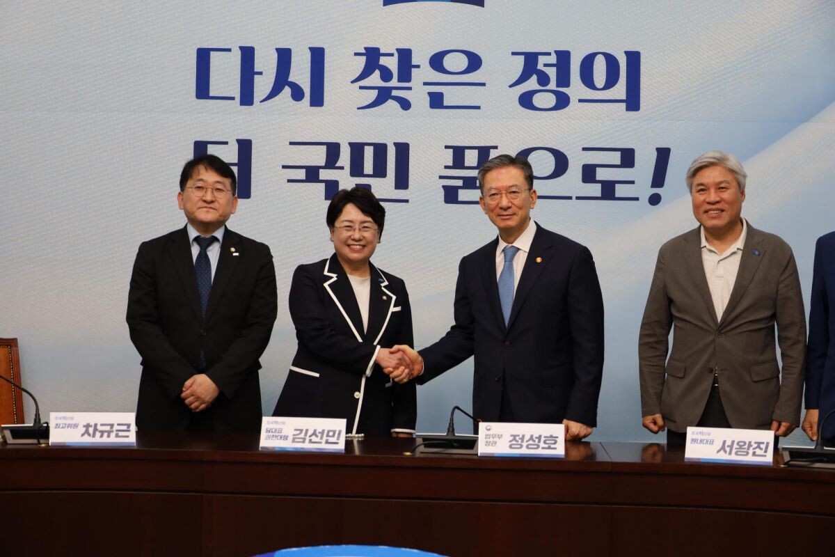 정성호 법무부 장관(사진 오른쪽에서 두 번째)과 김선민 대표 권한대행(사진 왼쪽에서 두 번째). 사진=조국혁신당 제공