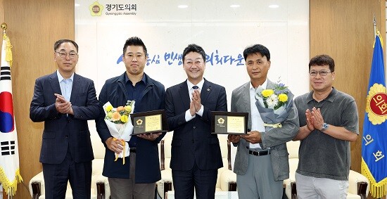 경기도의회 김진경 의장이 시흥장현지구총연합회 이화수 회장과 시흥시희망팔도회 신철균 회장에게 지역발전 유공 표창을 수여한 뒤 기념촬영하고 있다. 사진=경기도의회 제공