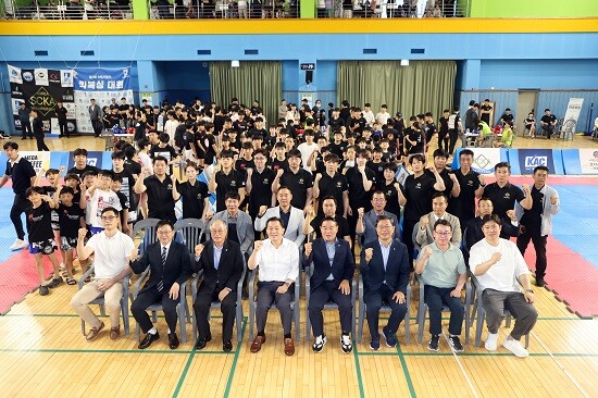 수원시의회 이재식 의장과 오세철 예산결산특별위원장, 김동은 의원이 6일 수원 국민체육센터에서 열린 '수원특례시장배 전국 킥복싱대회'에 참석해 선수들을 응원하고 있다. 사진=수원시의회 제공