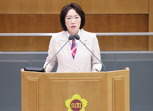 이혜원 경기도의원(양평, 국민의힘)이 9월 9일 경기도의회 본회의장에서 도정질문을 통해 “확장재정은 값비싼 영수증을 도민과 미래세대에 떠넘기는 행정”이라며 김동연 지사를 강하게 질타하고 있다. 사진=경기도의회 제공