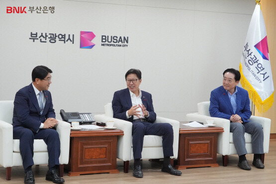 전달식 모습. 왼쪽부터 BNK부산은행 방성빈 은행장, 부산광역시 박형준 시장, 부산사회복지공동모금회 이수태 회장. 사진=부산은행 제공