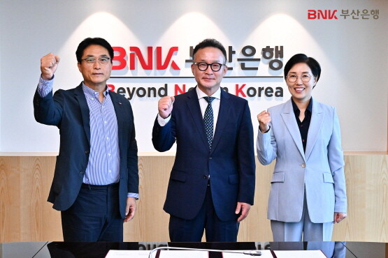 협약식 장면. 오른쪽부터 BNK부산은행 문정원 금융소비자보호 총괄책임자(CCO), 금융감독원 부산울산지원 이호진 지원장, 부평깡통시장상인회 박이현 회장. 사진=부산은행 제공
