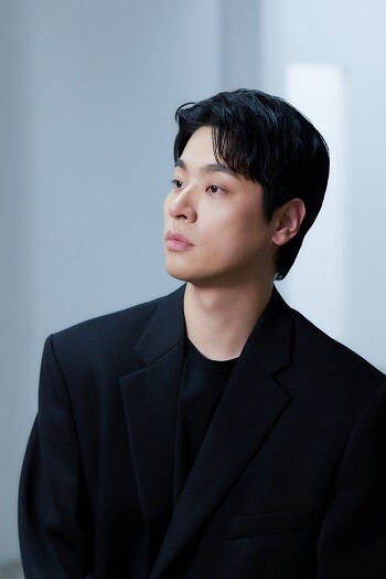 박정민은 젊은 임영규를 연기하며 실제 시각장애를 가진 자신의 아버지를 떠올렸다고 했다. 사진=플러스엠 엔터테인먼트 제공