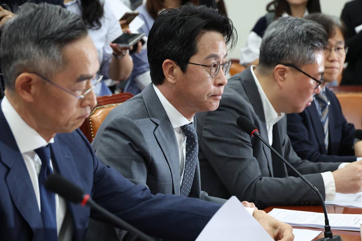 23일 국회에서 열린 '국민의힘 정무위원회, 롯데카드 개인정보 유출사태 피해자 보호 방안 및 재발방지 대책 간담회'에 참석한 조좌진 롯데카드 대표이사(가운데). 사진=박은숙 기자