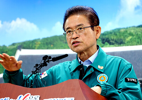 29일 오전 이철우 지사가 도청 브리핑룸에서 '산불 피해복구현황 및 혁신적 재창조 계획'을 발표하고 있다. 사진=경북도 제공