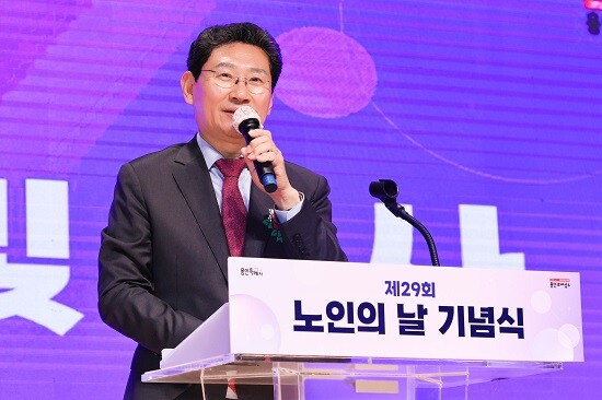 이상일 용인특례시장이 1일 제29회 노인의 날 기념식에서 축사를 하고 있다. 사진=용인특례시 제공