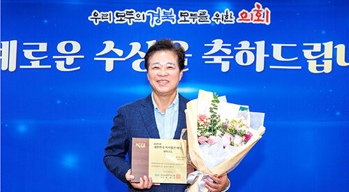 이춘우 의원이 지난달 23일 한국자치발전연구원이 주최한 시상식에서 '2025년 대한민국 자치발전대상 광역부문(지방의회의원)'수상하고 기념촬영을 하고 있다. 사진=이춘우 의원실 제공