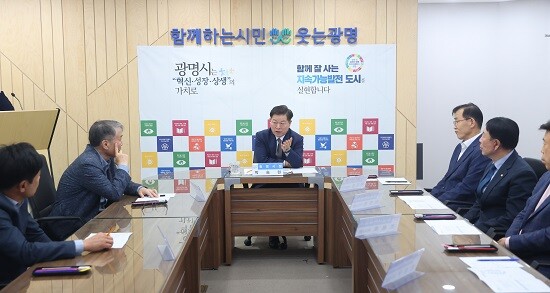 박승원 광명시장이 14일  '광명시흥 신도시 제2금융권 간담회'에 참석해 국토부·LH에 3기 신도시의 신속한 보상을 촉구하고 있다. 사진=광명시 제공