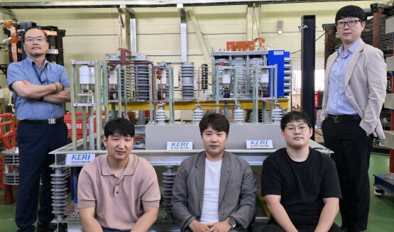 KERI 안현모 박사(오른쪽) 연구팀이 MV급 ‘하이브리드 직류 차단기’를 국내 최초로 개발했다. 사진=한국전기연구원 제공