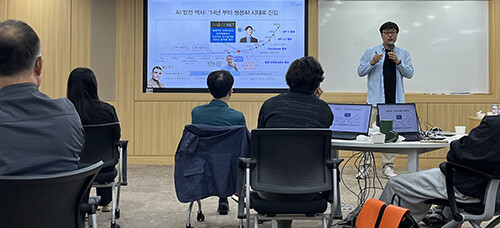 포스코 담당자가 협력사 직원들에게 AI 활용 직무역량 향상 교육을 하고 있다. 사진=포스코 제공