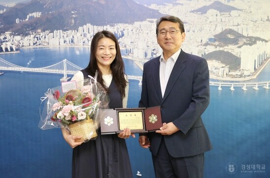 표창 수상 기념촬영 모습. 사진=경성대 제공