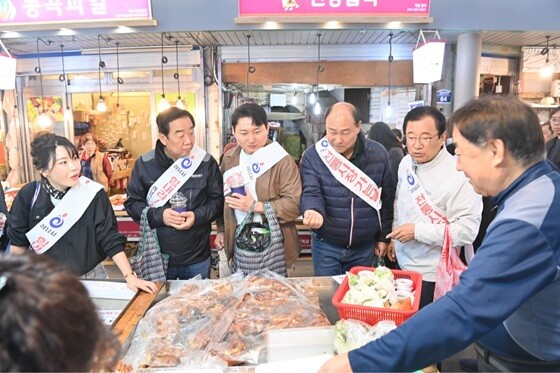 이현재 하남시장(오른쪽 두 번째)와 기업인협의회 관계자들이 지난 20일 석바대 상점가를 찾아 상인들과 대화를 나누며 전통시장 이용을 독려하고 있다. 사진=하남시 제공