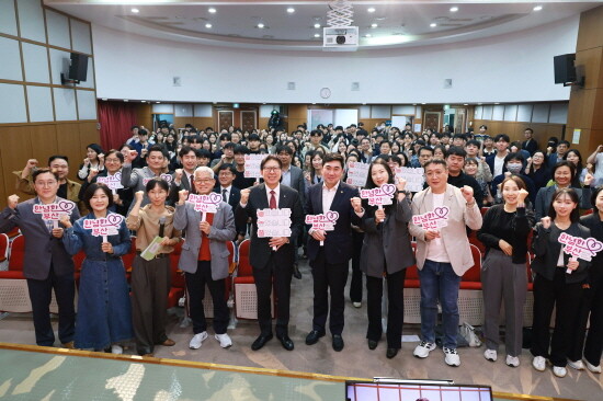 ‘시설 종사자와의 오픈 토크’에서 펼쳐진 ‘동행약속 퍼포먼스’ 모습. 사진=부산시 제공