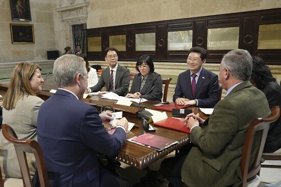 이상일 용인특례시장이 2024년 2월 22일 스페인 세비야 시청을 방문해 호세 루이스 산즈 시장과 우호교류의향서를 교환한 뒤 시 관계자들과 교류 협력 방안을 논의하고 있다. 사진=용인특례시 제공