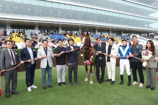 김해시장배 시상식 모습. 왼쪽부터 엄영석 한국마사회 부산경남지역본부장, 김주섭 김해시 도시건설위원장, 홍태용 김해시장. 사진=한국마사회 제공