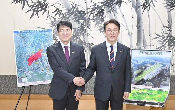 22일 대구시 동인청사에서 김정기 대구시장 권한대행 행정부시장과 김민석 국무총리가 간담회를 갖고 기념촬영을 하고 있다. 사진=대구시 제공