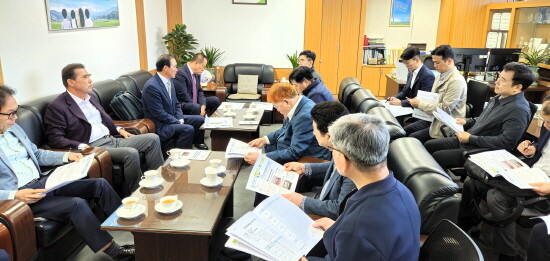 단감 소포장 도입 및 유통 활성화 관련 업무협의 장면. 사진=경남농협 제공