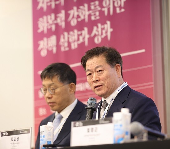 '2025 제16회 아시아미래포럼'의 지방정부 라운드테이블 세션 패널로 참석한 박승원 광명시장. 사진=광명시 제공