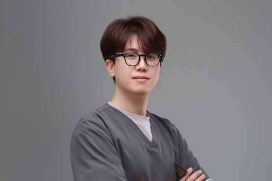 디에스다솜치과 신운철 대표원장. 사진=디에스다솜치과의원 제공