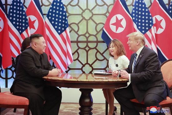 김정은 북한 국무위원장(왼쪽)과 도널드 트럼프 당시 미국 대통령이 2019년 6월 30일 판문점에서 만나 회담하고 있다. 사진=연합뉴스