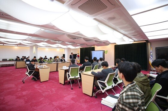 남양주시 미래전략산업 발굴·육성 방안 연구용역’ 최종보고회에서 용역사 책임연구원이 10대 전략산업을 발표하고 있다. 사진=남양주시 제공