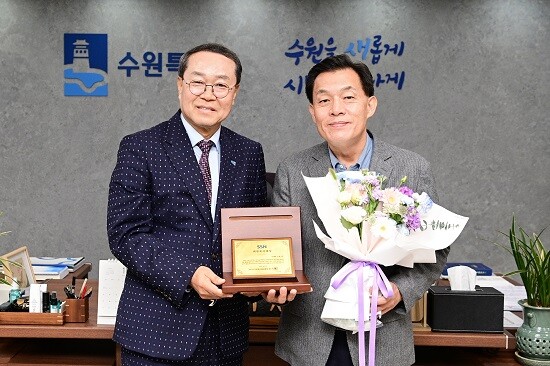 강기태 경기도사회복지협의회 회장이 29일 수원시청에서 이재준 시장에게 희망복지대상을 전달한 뒤 기념촬영하고 있다. 사진=수원특례시 제공