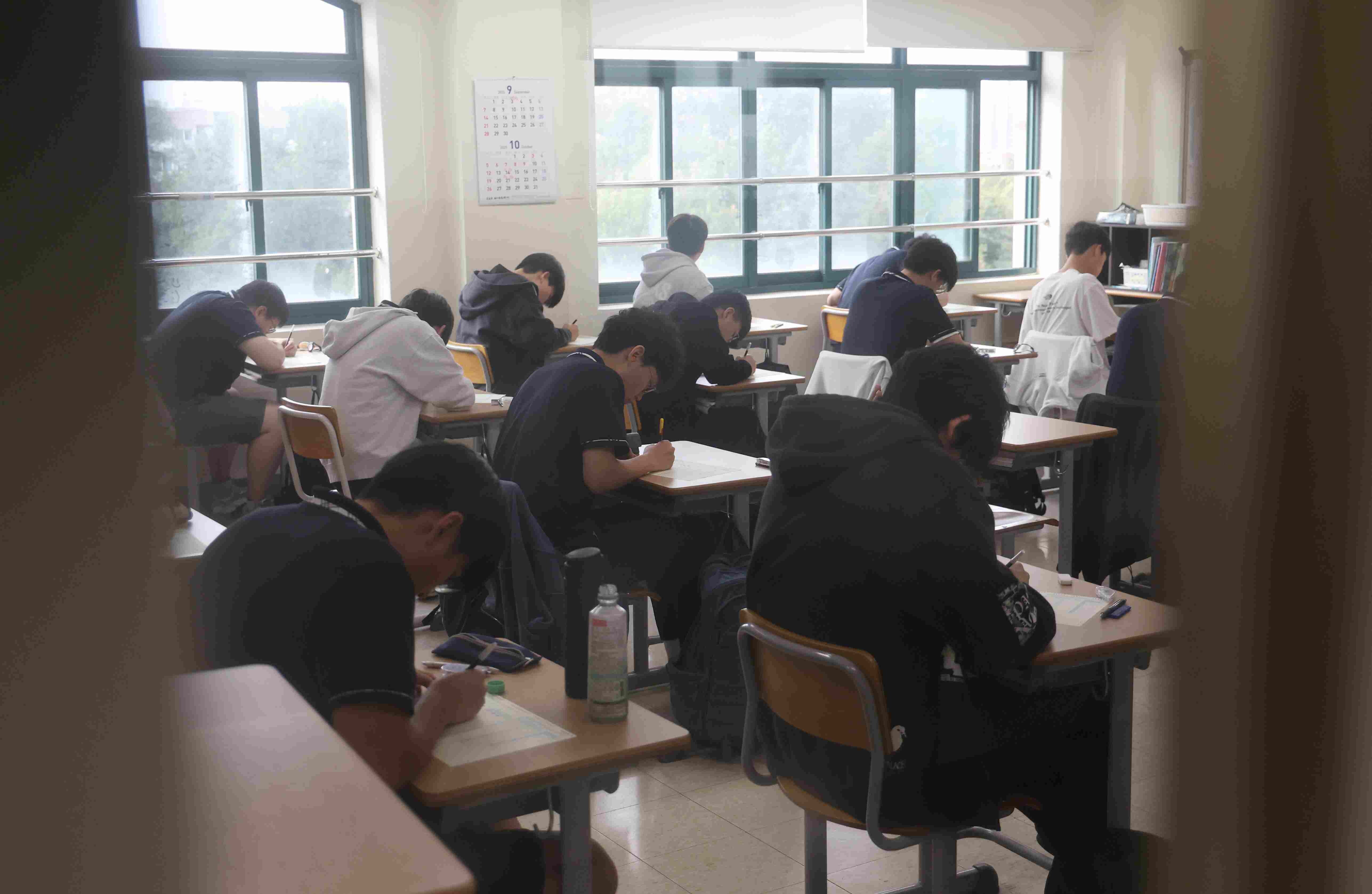 2026년도 대학수학능력시험이 30일 앞으로 다가온 10월 14일 오전 용산고등학교 학생들이 고3 전국연합학력평가 답안지를 작성하고 있다. 사진=연합뉴스