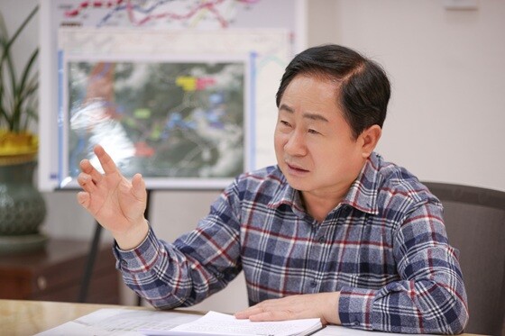 주광덕 남양주시장이 '교통사망사고 저감 종합대책' 정책 방향을 설명하고 있다. 사진=남양주시 제공
