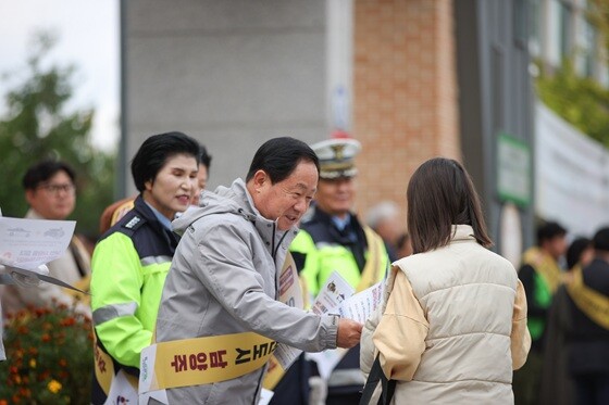 주광덕 남양주시장이 시민에게 교통안전 홍보물을 전달하며 교통사고 예방 캠페인에 참여하고 있다. 사진=남양주시 제공