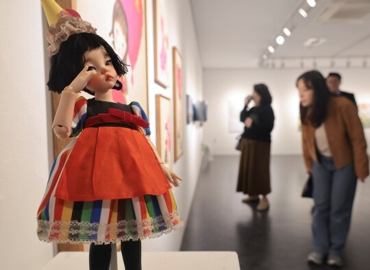 KAUP 2025展 전시장을 찾은 관람객들이 작품을 관람하고 있다. 사진=박정훈 기자