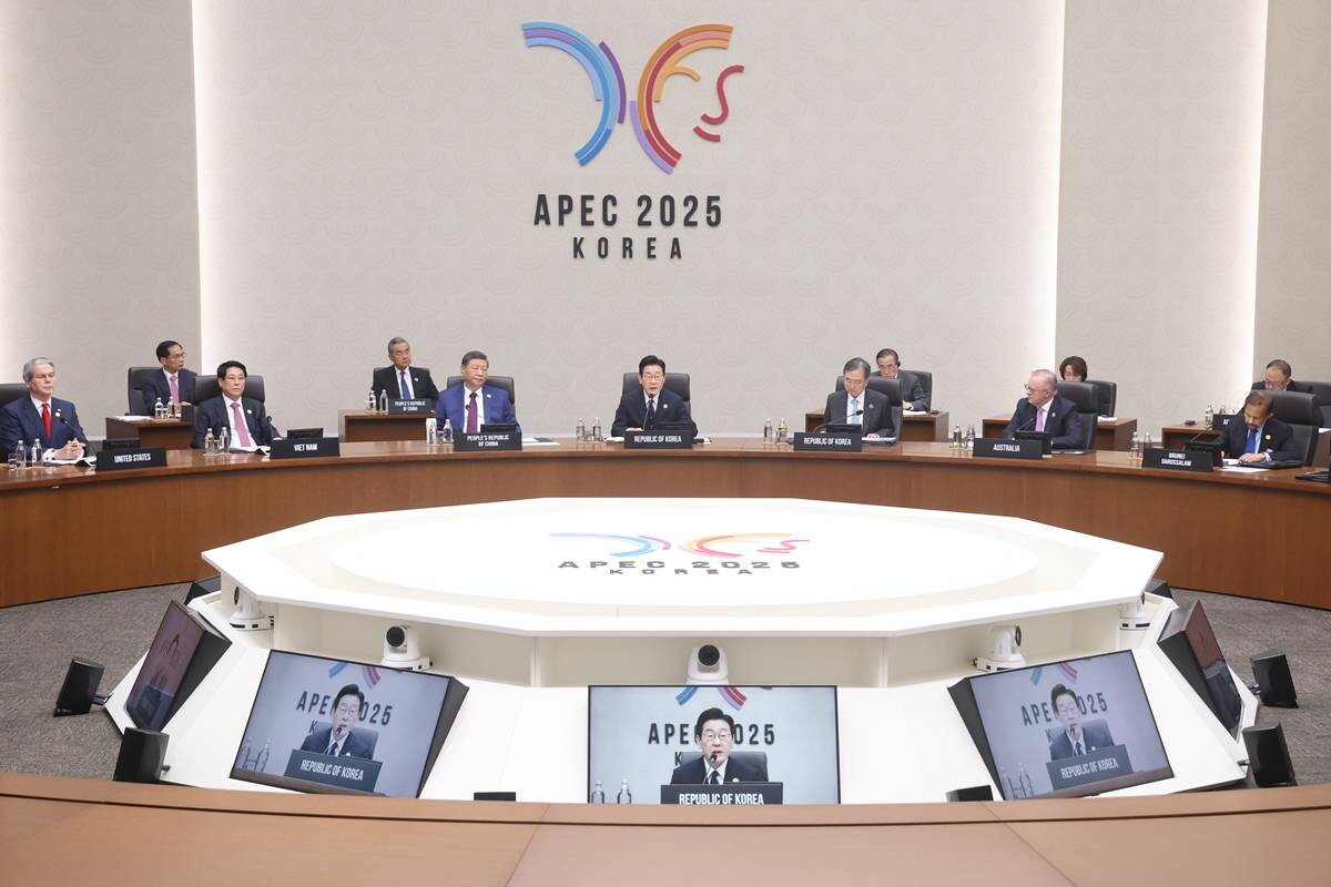 이재명 대통령이 1일 경주화백컨벤션센터(HICO)에서 열린 2025 아시아태평양경제협력체(APEC) 정상회의 제2세션을 주재하고 있다.  사진=연합뉴스