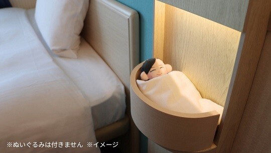 최애 인형을 토요코인 호텔 객실 침대 옆 공간에 올려두면, 인형과 함께 머무는 듯한 사진을 손쉽게 찍을 수 있다. 사진=토요코인 홈페이지