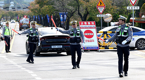 APEC 정상회의 주간이 시작된 지난 27일 경주시 한 도로에서 경찰이 APEC 정상회의장 등 주요 행사장이 있는 보문단지로의 통행을 전면 통제하고 있다. 사진=경북도 제공