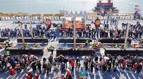 '2025 여주오곡나루축제' 군고구마 기네스 현장. 사진= 여주세종문화관광재단 제공.