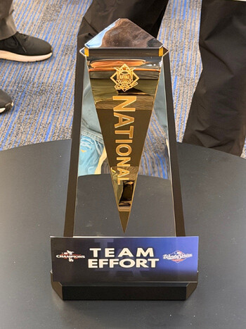 다저스 전문 보도 매체 ‘다저블루’ 편집장 블레이크 윌리엄스는 “원래 MVP 오타니가 새겨져 있던 자리에 TEAM EFFORT라고 쓰인 문구가 새로 생겼다”는 글을 X에 올려 큰 반향을 불러모았다. 사진=블레이크 윌리엄스 X 계정