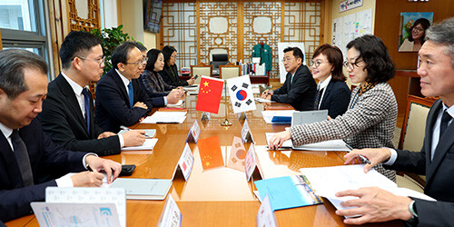 6일 경북도를 방문한 중국 허난성 리타오(李涛) 부성장 일행이 양금희 경북도 경제부지사와 환담을 갖고, 양 지역 간 통상·물류·문화 등 다방면의 교류 협력 강화 방안을 논의하고 있다. 사진=경북도 제공