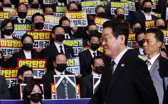 이재명 대통령이 11월 4일 내년도 정부 예산안에 대한 시정연설을 하기 위해 서울 여의도 국회에 도착, 피케팅 시위를 벌이고 있는 국민의힘 의원들에게 인사한 뒤 이동하고 있다. 사진=국회사진기자단