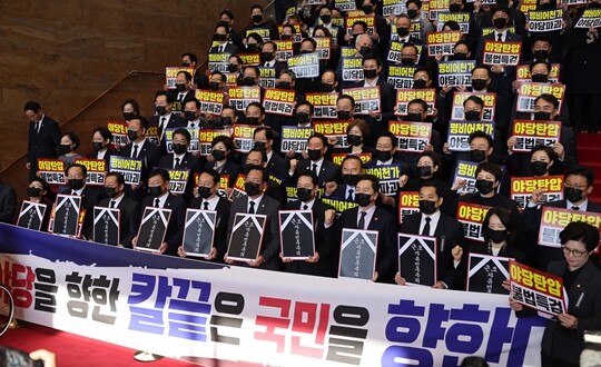 국민의힘 장동혁 대표와 송언석 원내대표를 비롯한 의원들이 11월 4일 서울 여의도 국회 로텐더홀 계단에서 내란 특검의 추경호 전 원내대표 구속영장 청구에 항의하며 규탄대회를 열었다. 사진=국회사진기자단