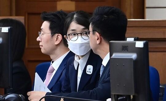 김건희 씨가 9월 24일 서울 서초동 서울중앙지법 형사합의27부(부장판사 우인성)에서 열린 특정범죄가중처벌법상 알선수재 및 자본시장법·정치자금법 위반 등 혐의 첫 재판에 출석해 변호사와 대화를 나누고 있다. 사진=사진공동취재단
