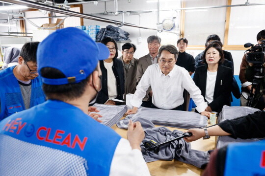 김동연 지사가 자활사업단 헤이클린에서 자활근로자의 이야기를 듣고 있다. 사진=김동연 SNS