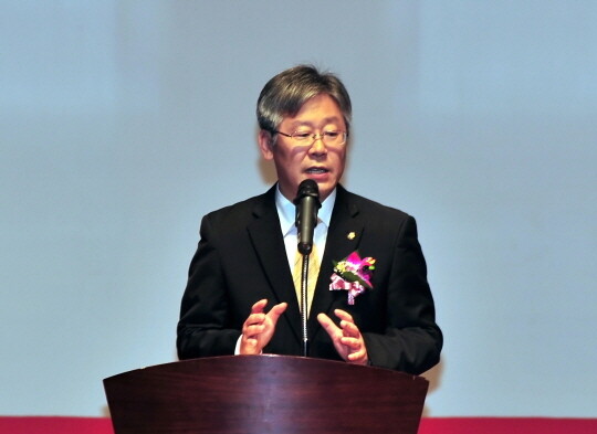 이재명 성남시장이 2011년 7월 성남자활센터 10주년 기념식에 참석해 자활근로자들을 격려하고 있다. 사진=성남시
