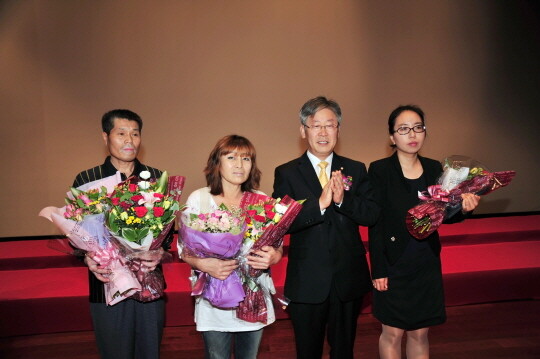 2011년 성남자활센터 유공자를 표창하는 이재명 성남시장. 사진=성남시