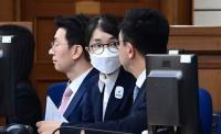 [현장] 바들바들 떨며 부축 받아 입정하더니…김건희 7차 공판 스케치