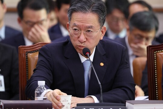 정성호 법무부 장관이 10월 30일 국회 법제사법위원회에서 열린 종합감사에 참석해 물을 마시고 있다. 사진=박은숙 기자