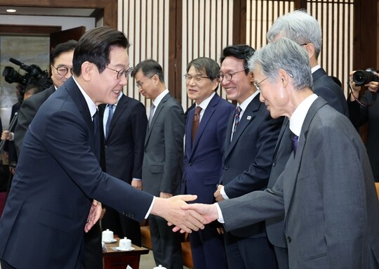 11월 4일 시정연설을 위해 국회를 방문한 이재명 대통령이 국회의장 접견실에서 조희대 대법원장(오른쪽)과 악수하고 있다. 사진=국회사진기자단