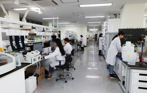 인천환경공단 환경연구소에서 환경전문 분야 담당 직원이 수질 실험을 하고 있다. 사진=인천환경공단 제공
